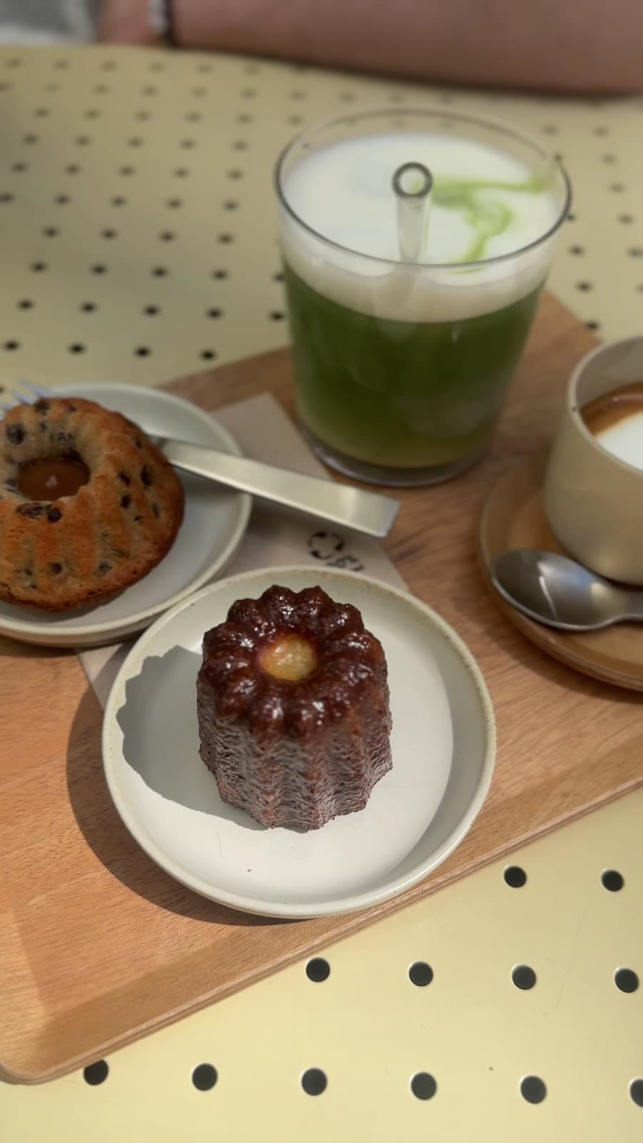 Canelé, petit bundt aux pépites de chocolat et matcha latte glacé au jardin