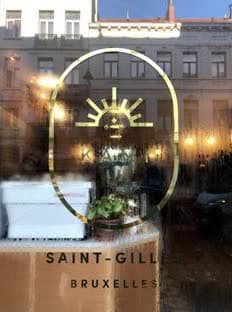 Le soleil levant doré de Kami peint sur la vitrine, au crépuscule — Saint-Gilles, Bruxelles